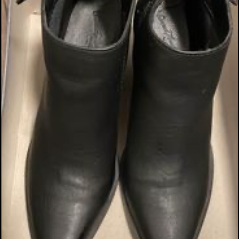 Black short leather boots size 8 1/2